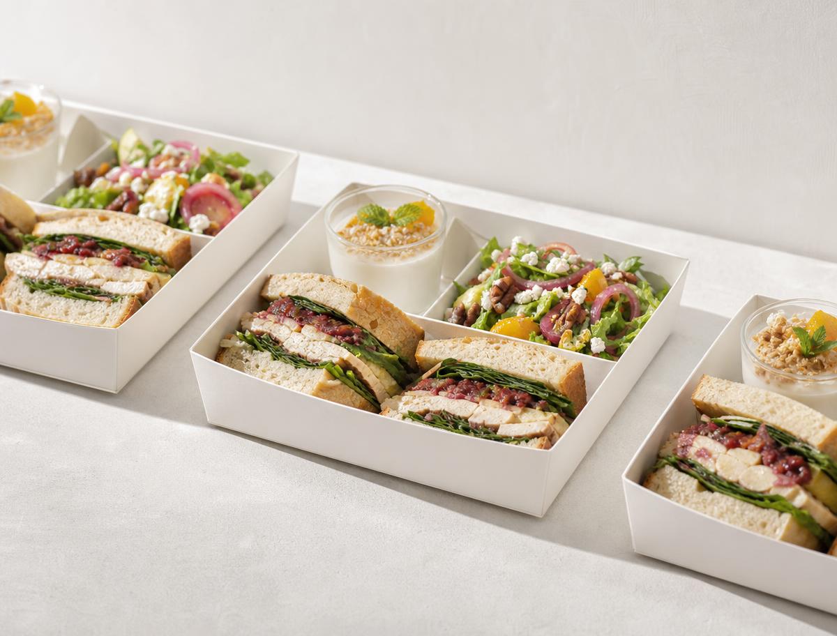 Plateaux repas individuels avec sandwich, salade et dessert